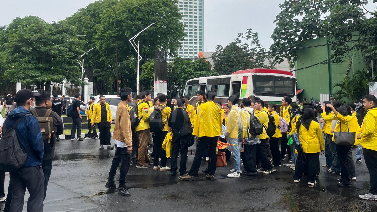 tempodotco's tweet image. Demo Tolak RUU KUHAP, BEM UI Desak Buka Pintu Gerbang DPR.