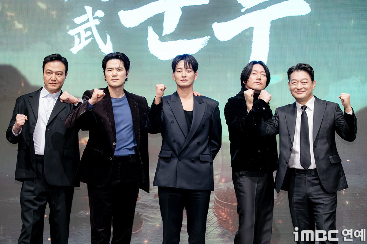 imbcenews's tweet photo. [포토] 정웅인 김강우 이현욱 장혁 조성하, '문무' 기대! 
#문무 #文武 #대하드라마 #이현욱 #LeeHyunWook
#장혁 #JangHyuk #김강우 #KIMKANGWOO 
#정웅인 #JungWoongIn #조성하 #ChoSeongHa  
#KBS2TV #KBS드라마 #제작보고회_251118 [iMBC 연예]

‘문무’는 약소국 신라가 고구려, 백제를 넘어 당나라까지 물리치고, 삼국통일을 완성한 위대한 승리의 역사를 조명하는 역사 드라마. 총 28부작으로 2026년 방송될 예정.

⬇️고화질 Click Plz⬇️
https://t.co/wY6tpP4YLX