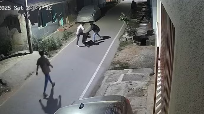 IndiaToday's tweet image. 𝐀𝐬𝐤𝐞𝐝 𝐫𝐞𝐥𝐢𝐠𝐢𝐨𝐧, 𝐫𝐨𝐛𝐛𝐞𝐝: 𝐊𝐚𝐫𝐧𝐚𝐭𝐚𝐤𝐚 𝐦𝐚𝐧 𝐚𝐥𝐥𝐞𝐠𝐞𝐬 𝐚𝐬𝐬𝐚𝐮𝐥𝐭 𝐟𝐨𝐫 𝐬𝐚𝐲𝐢𝐧𝐠 𝐡𝐞 𝐢𝐬 𝐇𝐢𝐧𝐝𝐮

A man from #Karnataka&apos;s Shivamogga was assaulted and robbed after saying he is Hindu when questioned by four youths. 

MLA SN Channabasappa…