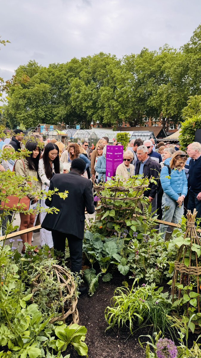 jcniyomugabo's tweet photo. I spent 7 days teaching the gospel of agriculture in London, UK 🇬🇧 

One day I was growing chilli peppers in the village where there was no internet, no Wi-Fi, and sometimes not even network. 

You had to climb a hill just to send a message. 

Now imagine that same boy flying to London to talk about agriculture. Life really has jokes.

Social media made it possible.

It took my voice beyond borders and connected me with people I never knew existed.

It turned my passion into purpose and opened doors I never imagined — doors I didn’t even know had my name on them.

Social media is now the new way of connecting.

It is how you unlock global opportunities without even packing a suitcase — until your inbox surprises you.

It is how you turn followers into friends, partners, and people who greet you like they’ve known you for years.

Use it well.

Use it with intention.

Your audience can open pathways you never expected — sometimes faster than your own village network can load a photo.

A few months ago, this digital journey took me to the RHS Chelsea Flower Show  2025 — the world’s most prestigious horticulture showcase.

Very prestigious. 

The kind of event where flowers look more expensive than your whole outfit. 

I tried not to look like I was taking pictures for my entire village WhatsApp group.

I attended with support from Gates Foundation  and Ban Ki-moon Centre for Global Citizens.  

Walking through that event, I kept thinking, “So growing chilli peppers in the village brought me here?”

In London, I met experts shaping the future of horticulture.

I met scientists creating climate-smart innovations — the kind that make you ask, “Even plants have more technology than us now?”

I met youth who believe agriculture can transform communities.

Someone even told me, “You make farming sound fun.” That, my friend, is a global award.

Every connection began with one thing — a story I shared online.

Social media is powerful.

It can move you across countries.

It can place you in rooms you never knew existed.

It can introduce you to people who believe in your work before they ever see you.

So keep showing up.

Keep sharing your journey.

Keep planting digital seeds that grow into real opportunities.

Your voice can travel before your feet ever arrive — and sometimes, it will book the ticket for you.