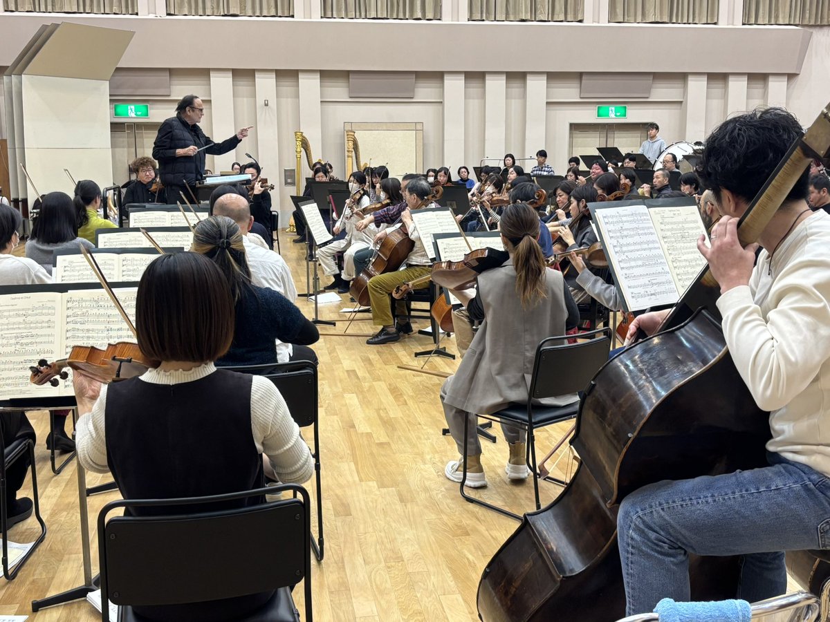 Osaka_phil's tweet photo. 大フィル会館にシャルル・デュトワ氏が戻ってきました👏いよいよ今週末《第593回定期演奏会》のリハーサルがスタートです🎵

まずはラヴェルの「ダフニスとクロエ」から✨2019年の初共演時は第2組曲だけでしたが、今回は満を持して全曲の演奏です🎻音の魔術師デュトワが描くラヴェルにご期待ください😊 https://t.co/ZJKqdPIEmN