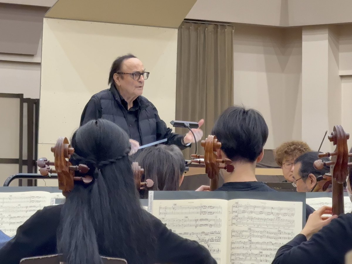 Osaka_phil's tweet photo. 大フィル会館にシャルル・デュトワ氏が戻ってきました👏いよいよ今週末《第593回定期演奏会》のリハーサルがスタートです🎵

まずはラヴェルの「ダフニスとクロエ」から✨2019年の初共演時は第2組曲だけでしたが、今回は満を持して全曲の演奏です🎻音の魔術師デュトワが描くラヴェルにご期待ください😊 https://t.co/ZJKqdPIEmN