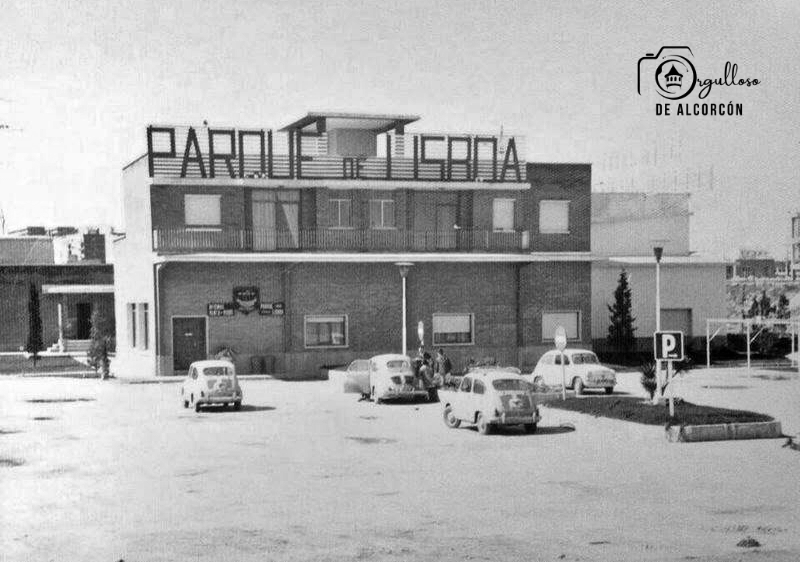 Buenos días Alcorcón. Cuántos sueños empezaron en este piso piloto del Parque de Lisboa en 1968, cuando muchos venían a imaginar su futuro hogar. Hoy cuesta creer que aquel edificio sea un centro médico. Pongamos que hablo de Alcorcón.