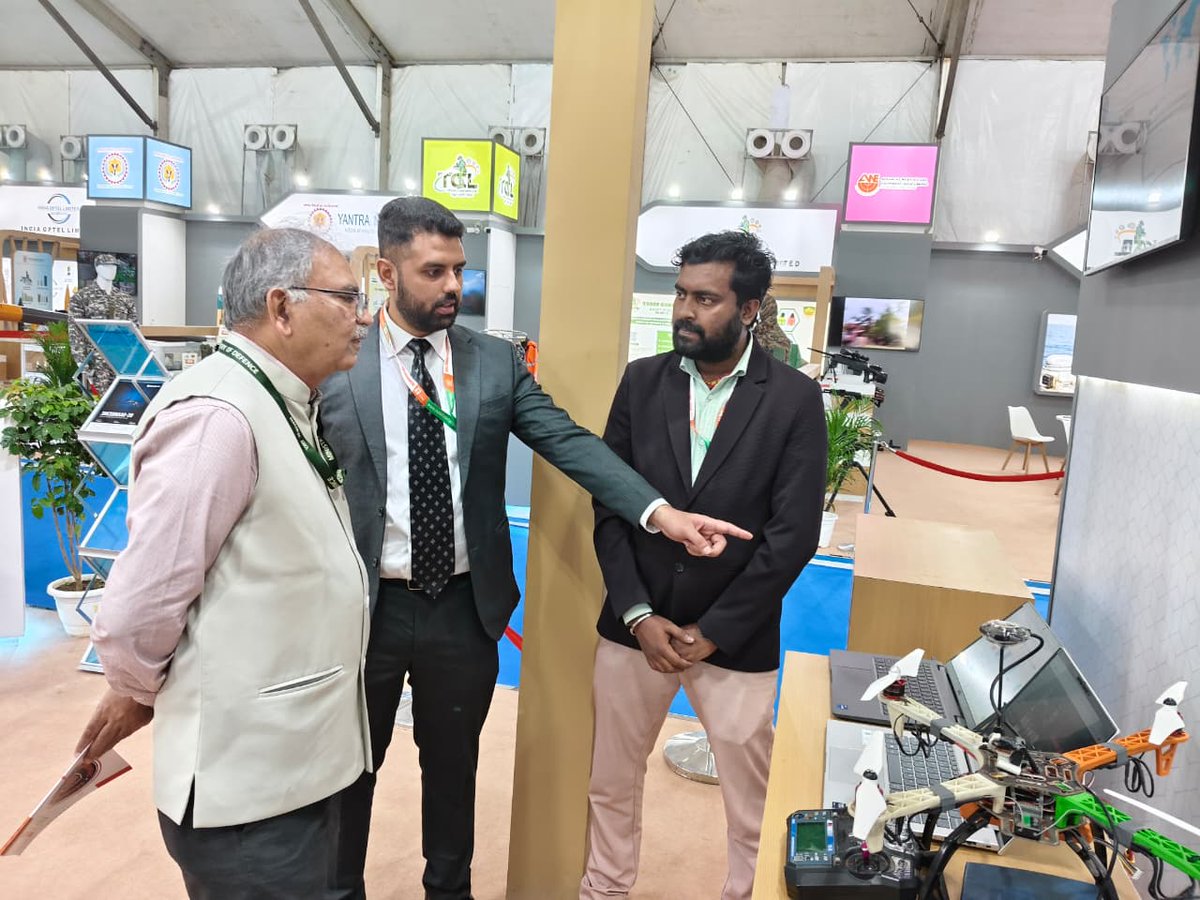 India_iDEX's tweet photo. The #DDP Pavilion at the 44th IITF continued to showcase India’s accelerating defence advancements on Day 3. 

CGM @AVANI_PR Sh. Sanjeev Kumar Bhola visited the #iDEX stalls and appreciated the innovative solutions contributing to India’s indigenous defence ecosystem. https://t.co/15n4AovLSw