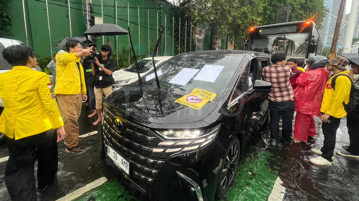 tempodotco's tweet image. Demo Tolak RUU KUHAP, BEM UI Desak Buka Pintu Gerbang DPR.