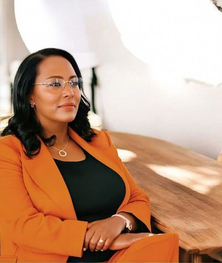 addisabebaa's tweet photo. አዳነች አቤቤ በ5 አመት ውስጥ የሆሊውድ ኮከብ መስላለች። ይህ የከተማችን ትራጄዲ ማሳያ ነው። አዳነች ያብረቀረቀችው በእኛ ማድያት ነው፣ ያጌጠችው በእምባችን ነው፣ የፈካችው በእኛ ጥላሸት ነው። ይህ እስኪቀየር አርፎ የሚተኛ አዲስ አበቤ አይኑር! https://t.co/hdIcmBdMG9