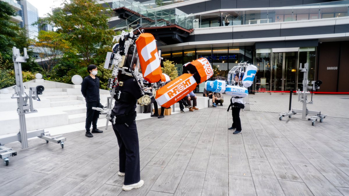 s3_office's tweet photo. 🎉 ちょもろーで R‑FIGHT を開催しました！
ロボットスーツを使った新感覚の対戦スポーツ
会場は笑顔と熱気であふれ、盛り上がりました🤖💥

参加者の皆さんが楽しんでいる様子を見ることができて、開催して本当に良かったです✨
＃ちょもろー ＃超人スポーツ　＃RーFIGHT https://t.co/xIyC0EKIOr