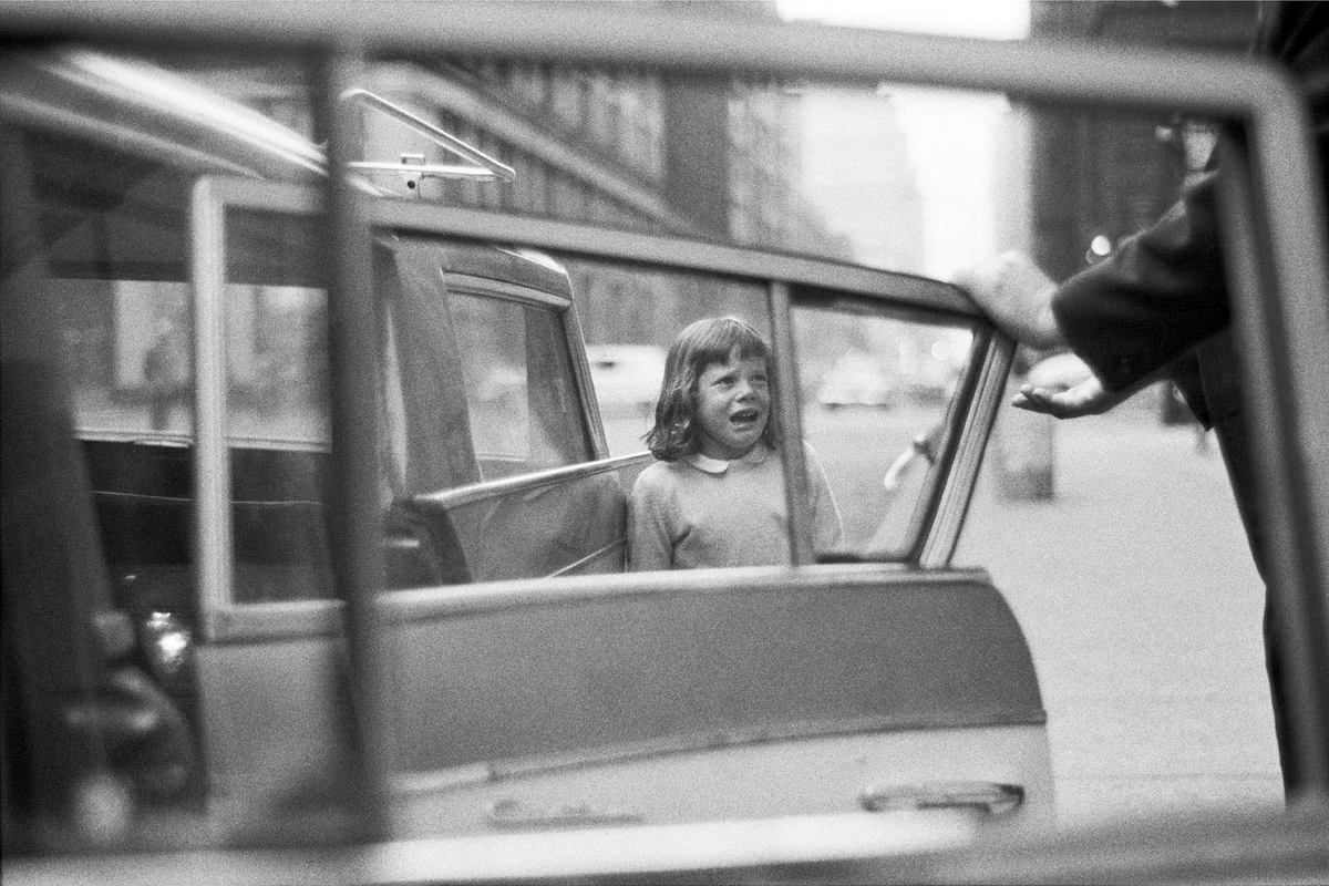 eyeonaxis's tweet photo. Crying through the windows. New York, 1963  |  Joel Meyerowitz https://t.co/72eBE6VihX
