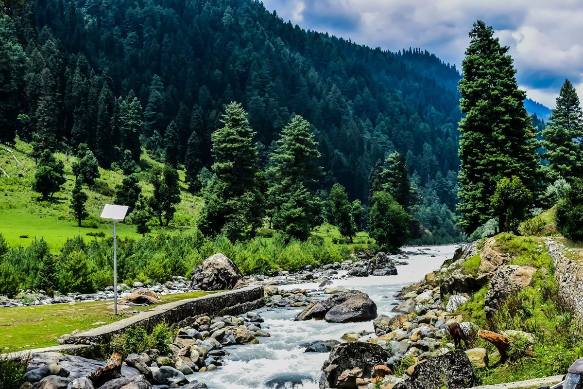 YunusKashmir's tweet image. Rana emphasised the government’s commitment to ensuring far-flung areas receive their share of development. These projects reflect a focus on quality execution, better services, and #sustainablegrowth for #Mendhar and its residents. #InclusiveDevelopment #JammuAndKashmir