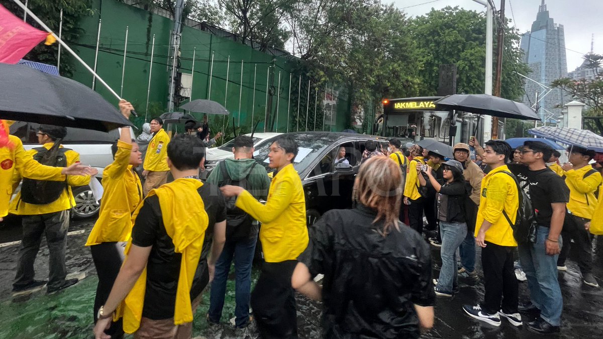 tempodotco's tweet image. Demo Tolak RUU KUHAP, BEM UI Desak Buka Pintu Gerbang DPR.