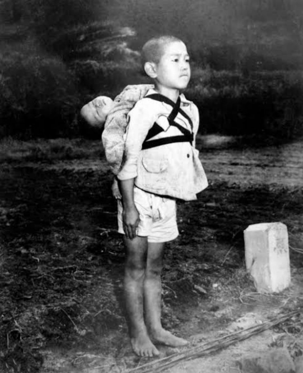 sxzBST's tweet image. aespaの紅白出場停止を求めるオンライン署名にご協力ください。

原爆では何の罪もない多くの子供も亡くなりました。その原爆をモチーフにしたようなきのこ雲のライトを「可愛い」と言いながらわざわざ部屋に置くような人間にそもそも日本に来る資格はない。NHKもこのまま出場させるなら最低だよ。