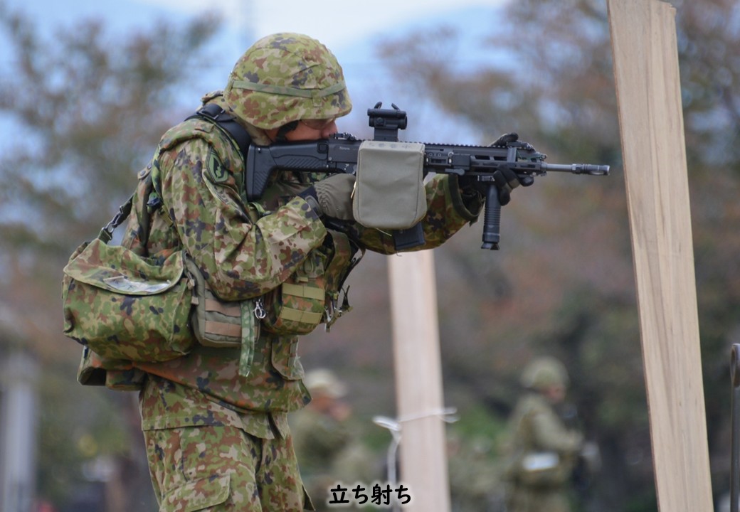 特技課程】 第5陸曹教育隊普通科教育中隊の学生が、戦闘射撃の予行