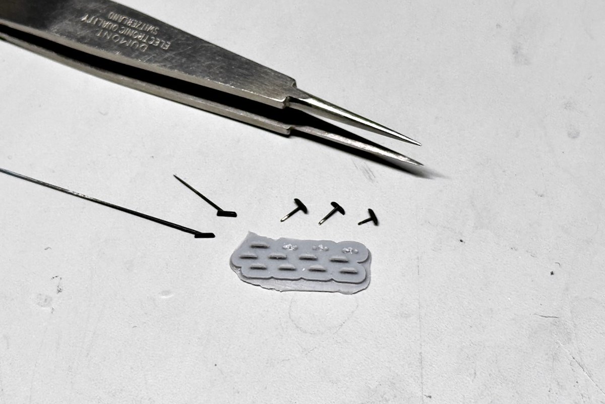 ドアノブはキットのエッチングを黒で塗装。ゼッケン灯は削って作るの大変そうなので3Dプリント。

画像で見るとそうでもないけど、肉眼だと横幅1.5mmと1.4mm、1.3mmでずいぶん違って見えます