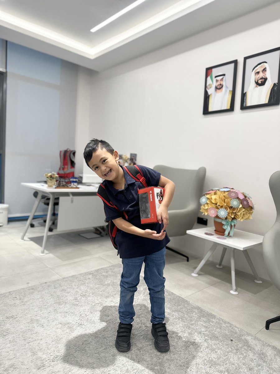 BisdakV's tweet photo. Look who’s happy receiving a gift from the boss!
Thanks Eng. Ali!
#AbuDhabi #workplace #UAE #workplace #ofw #workingmom #bestboss https://t.co/F4rA8OJB6D