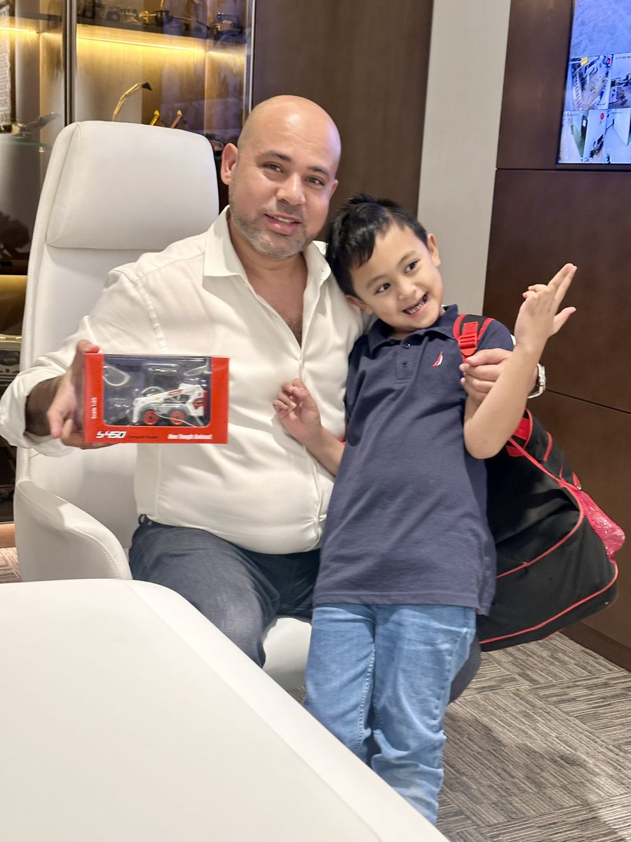 BisdakV's tweet photo. Look who’s happy receiving a gift from the boss!
Thanks Eng. Ali!
#AbuDhabi #workplace #UAE #workplace #ofw #workingmom #bestboss https://t.co/F4rA8OJB6D