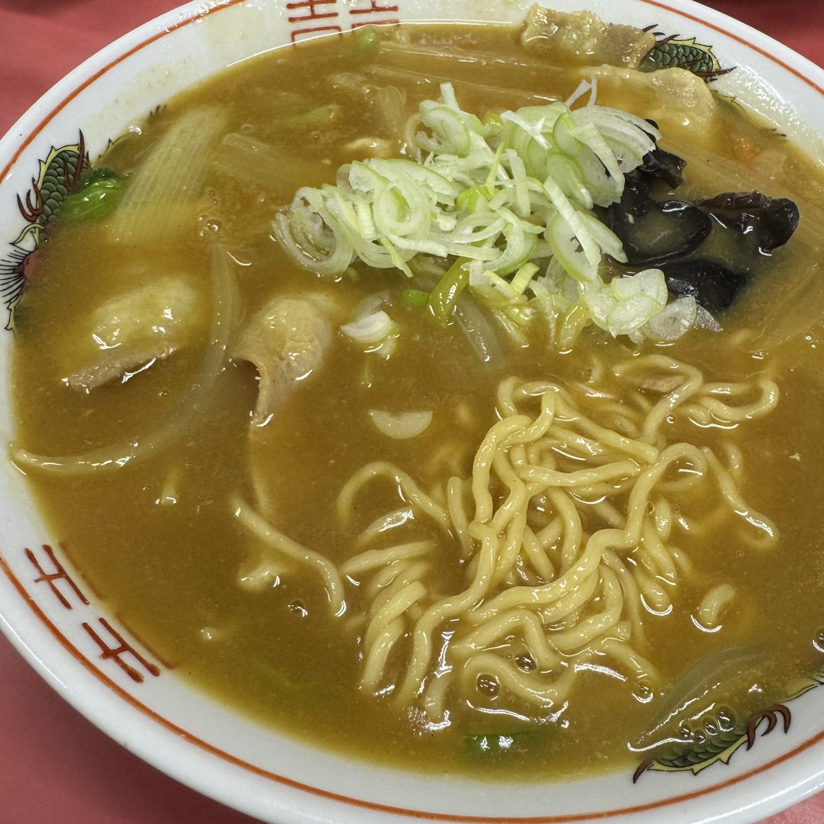 tinytinykingdom's tweet image. ここの炒飯、どこから食べても、色んな味わいが顔を出して、大将の技に感服です😋半熟卵、しっかり甘いグリーンピース、カニ、コロコロ焼豚、口悦です。
寒いので、カレー南蛮そばで、ホカホカ😄ごちそうさまでした🙏