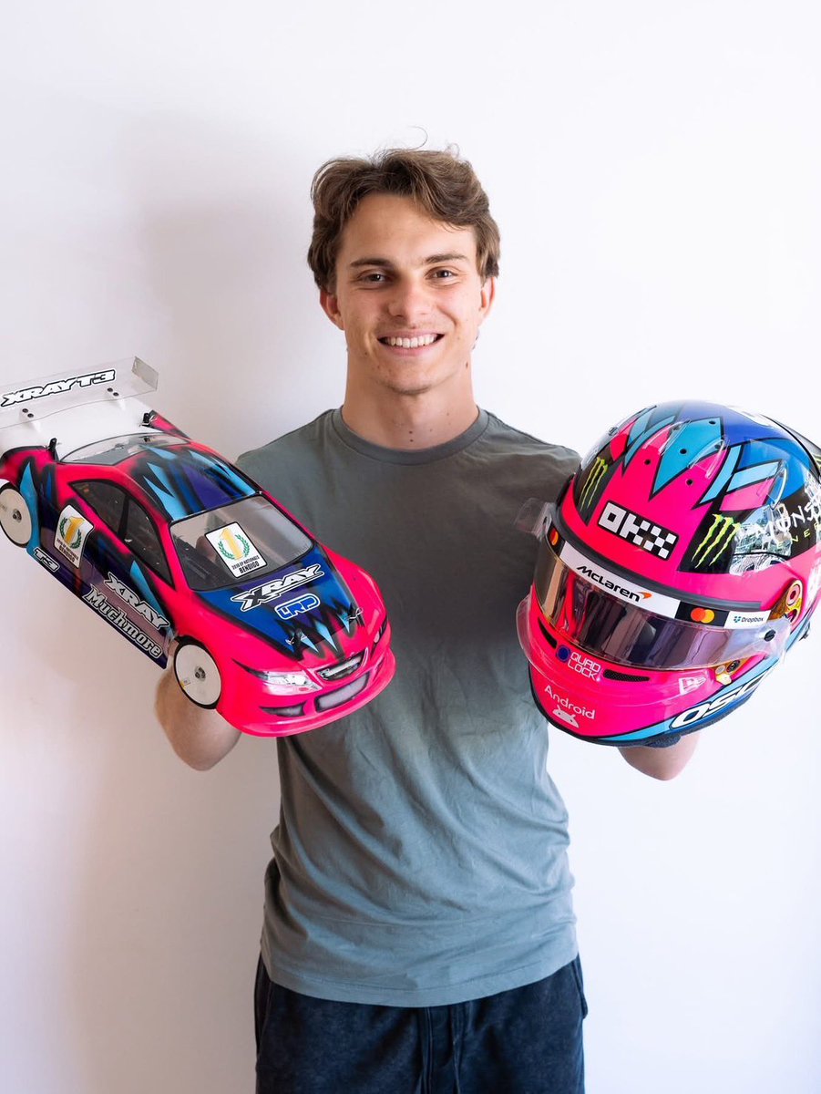 sudapyon's tweet image. オスカー・ピアストリがラスベガスGPで使うヘルメットは、2010にオーストラリアストッククラスナショナルチャンピオンになった時のラジコンボディカラーですね〜。
#F1JP #ラジコン #XRAY

F1でもチャンピオン獲って欲しいです！