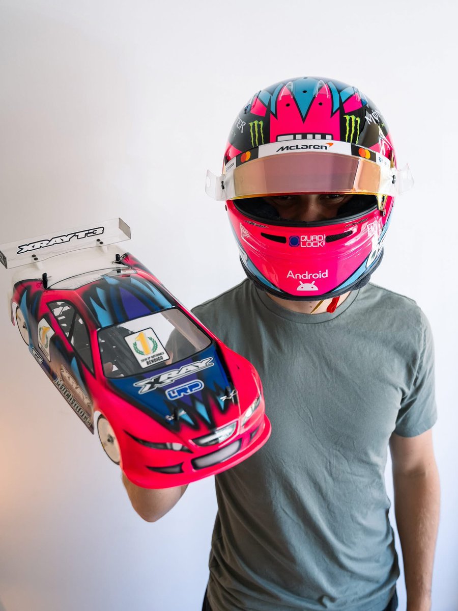 sudapyon's tweet image. オスカー・ピアストリがラスベガスGPで使うヘルメットは、2010にオーストラリアストッククラスナショナルチャンピオンになった時のラジコンボディカラーですね〜。
#F1JP #ラジコン #XRAY

F1でもチャンピオン獲って欲しいです！