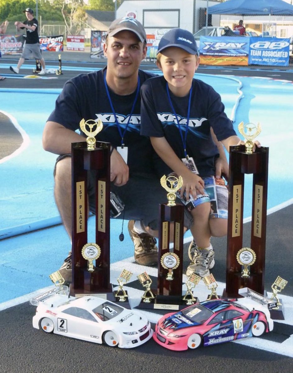 sudapyon's tweet image. オスカー・ピアストリがラスベガスGPで使うヘルメットは、2010にオーストラリアストッククラスナショナルチャンピオンになった時のラジコンボディカラーですね〜。
#F1JP #ラジコン #XRAY

F1でもチャンピオン獲って欲しいです！