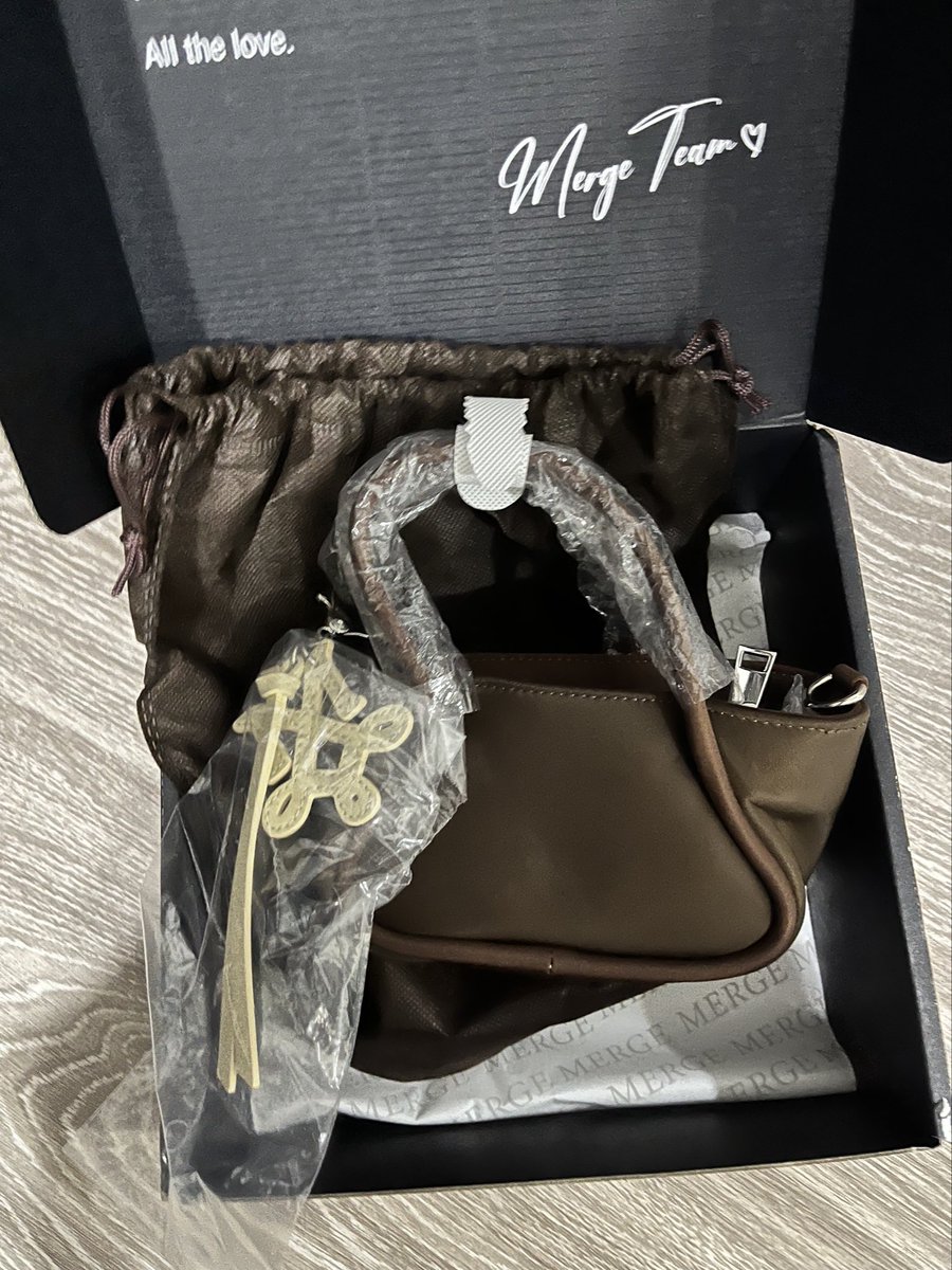 ntkgg's tweet photo. ปล่อยต่อ merge a day bag nylon แบบน้องเกล แค่เปิดแกะกล่องดูเลยค่า ส่งต่อ 1690฿ รวมส่งค่า (ราคาที่ได้มาเลยค่ะไม่มีบวกเพิ่ม) #mergeส่งต่อ #กระเป๋าmerge #กระเป๋าสะพายข้าง #กระเป๋าสะพาย #กระเป๋ามือสองสภาพดี https://t.co/C7Opc4Kye7