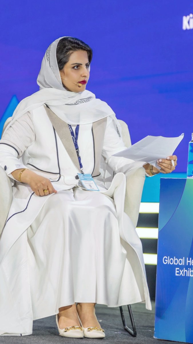 أصعب أختبار على الإنسان عندما يمر في عدة مشاعر في يومَّ واحد لكن قيادته للموقف هي عندما يعطي كلن منها حقه دون أن تؤثر على أخرى ولا تؤثر على سلامه الداخلي.

ليس بالضروري  أنت تكون قائد في عملك، يكفي أن تكون قائد فعال  على سلامة روحك وعقلك 🙏🏻