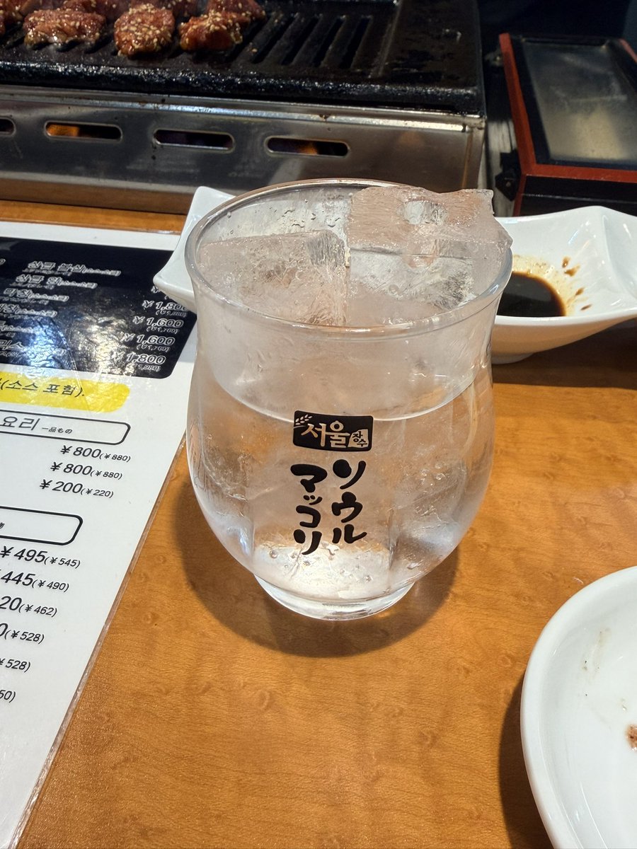 sseogi_'s tweet image. 오사카 3박 4일 후기 나도 적어본다.

비슷한 시기에 견백님도
가족여행으로 오사카 다녀오셨던데,
나도 남겨보면 재밌을것 같아서 남겨본다.

1. 일단 물가... 물가가 너무 비싸다.

스바꺼.. 도착하고나서 아부라소바 하나에 나마비루 하나씩 땡겼는데 네명이서 7만원이 넘더라. 한국대비 체감상 약…