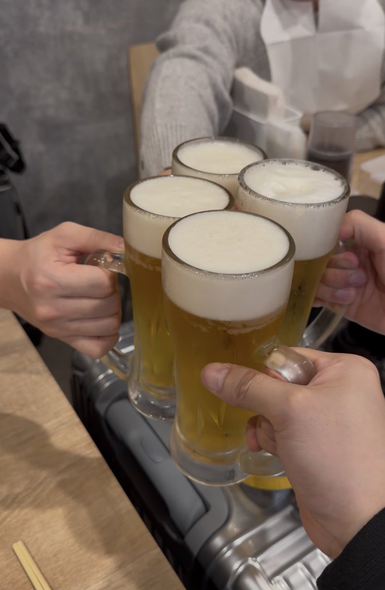 sseogi_'s tweet image. 오사카 3박 4일 후기 나도 적어본다.

비슷한 시기에 견백님도
가족여행으로 오사카 다녀오셨던데,
나도 남겨보면 재밌을것 같아서 남겨본다.

1. 일단 물가... 물가가 너무 비싸다.

스바꺼.. 도착하고나서 아부라소바 하나에 나마비루 하나씩 땡겼는데 네명이서 7만원이 넘더라. 한국대비 체감상 약…