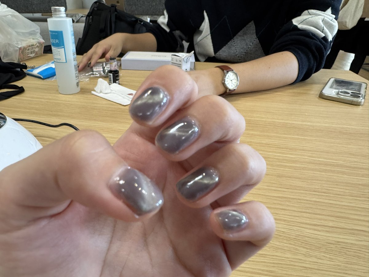 logic_daisy's tweet image. 大学でネイルしてもらった！
初マグネットがキラキラで嬉しい！！！
ありがとうございます🙏
@tehu_tehu428