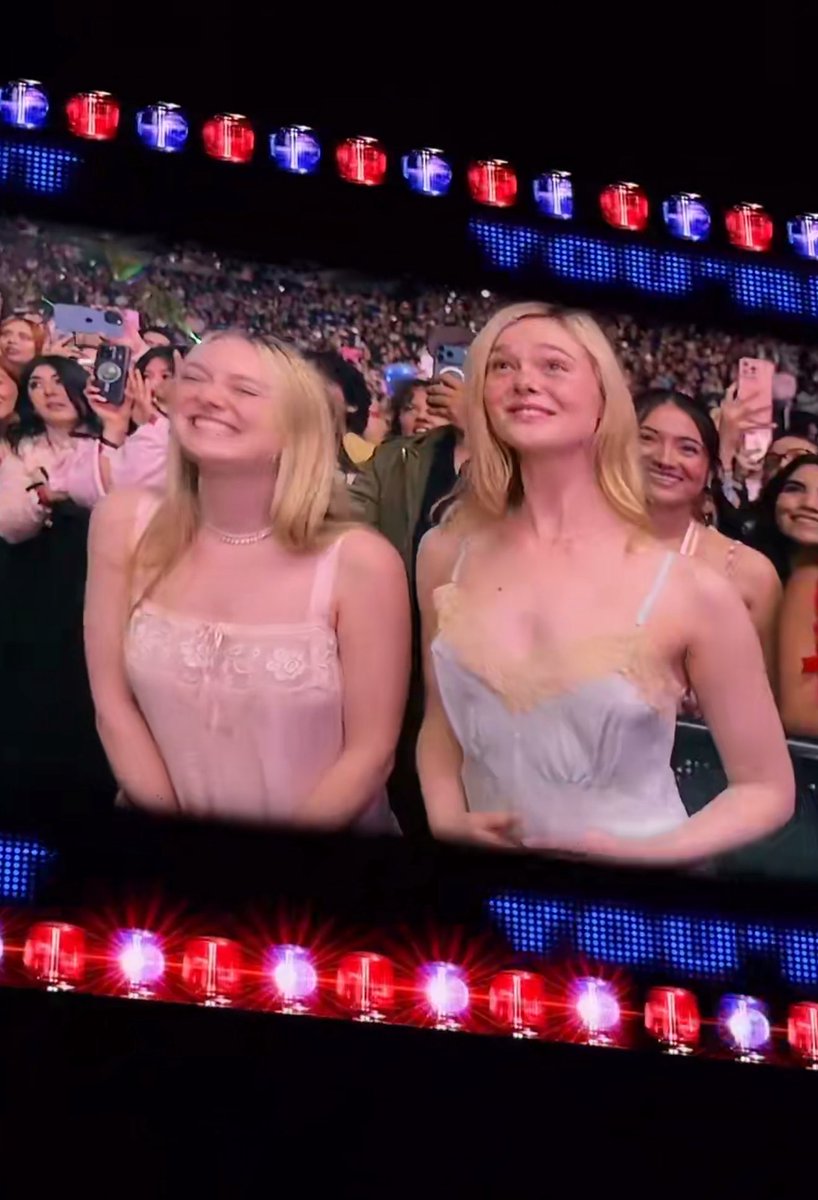 SCdailyupdates's tweet image. Sabrina Carpenter is arresting DAKOTA AND ELLE FANNING at #LAShortnSweet!