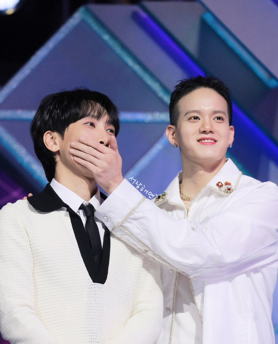 Seoloveyeon's tweet image. 251115 KGMA 서은광 프니엘

은광이 입틀막 당함 ㅋㅋㅋㅋ

#서은광 @BTOB_SEKwang
#프니엘 @PenielShin
#KGMA