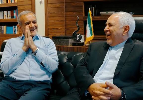 افتخار ایران حمایت‌ها از متحدها در شرایط سخت بوده است
اما اقدام وزارت خارجه در بازگرداندن خانواده دیپلمات‌های ایرانی از #ونزوئلا عملا پالس غیراصولی به همه طرف‌ها داد
حمایت سیاسی رئیس‌جمهور و حضور میدانی وزیر خارجه در کاراکاس حداقلی‌ترین کار ممکن است
تفکر ظریف را کنار بگذارید