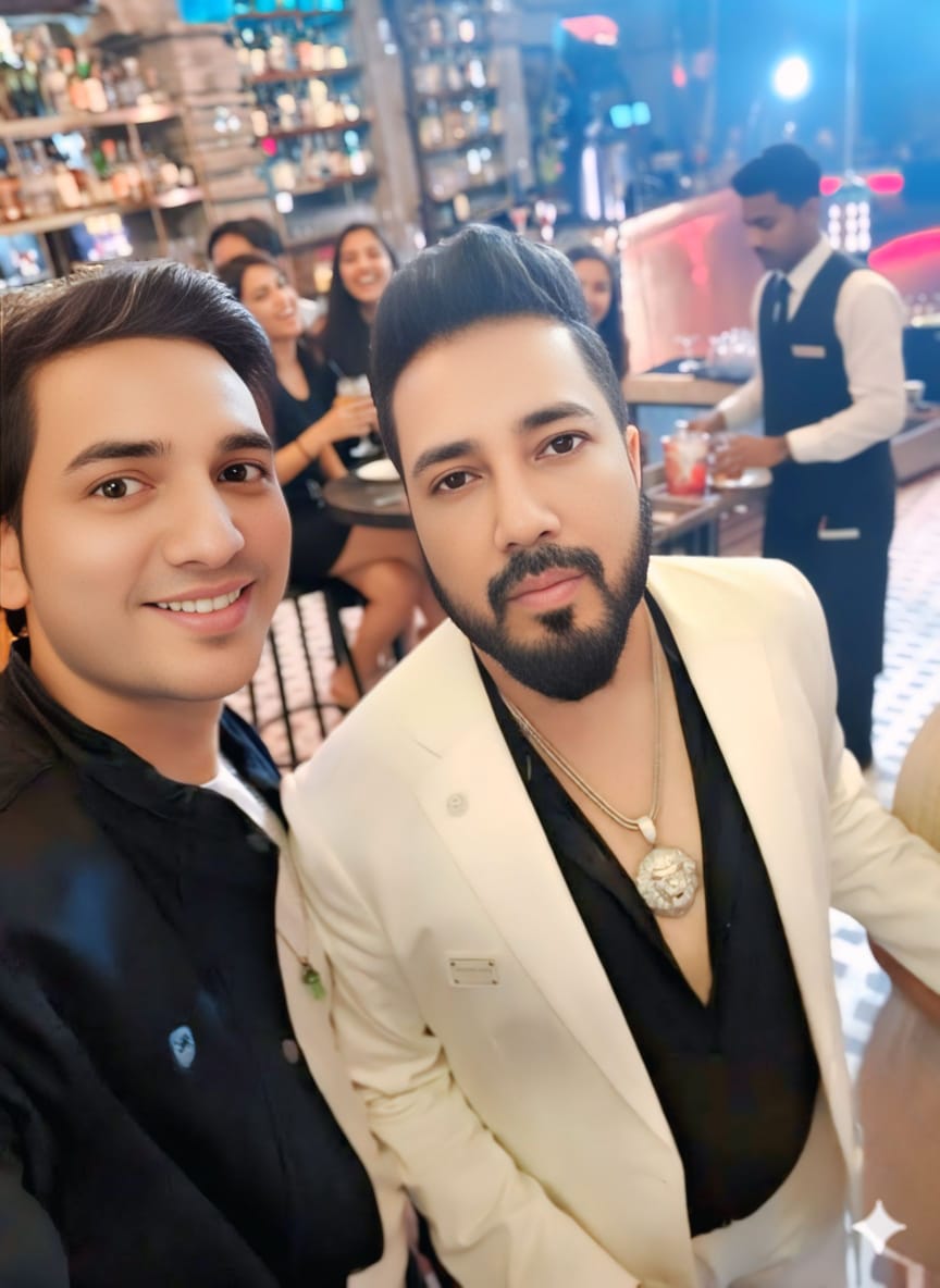 itsbobbykumar's tweet image. Mr. Raj Thakur stars in a music video with Bollywood singer Mika Singh 
Pro company  ÷  @its_sbentertainment
#mikasingh #Rajthakur #musicvideo #trending #viral #bollywood #actor #modal #shooting #stardum #handsomeboy #bollywoodstar