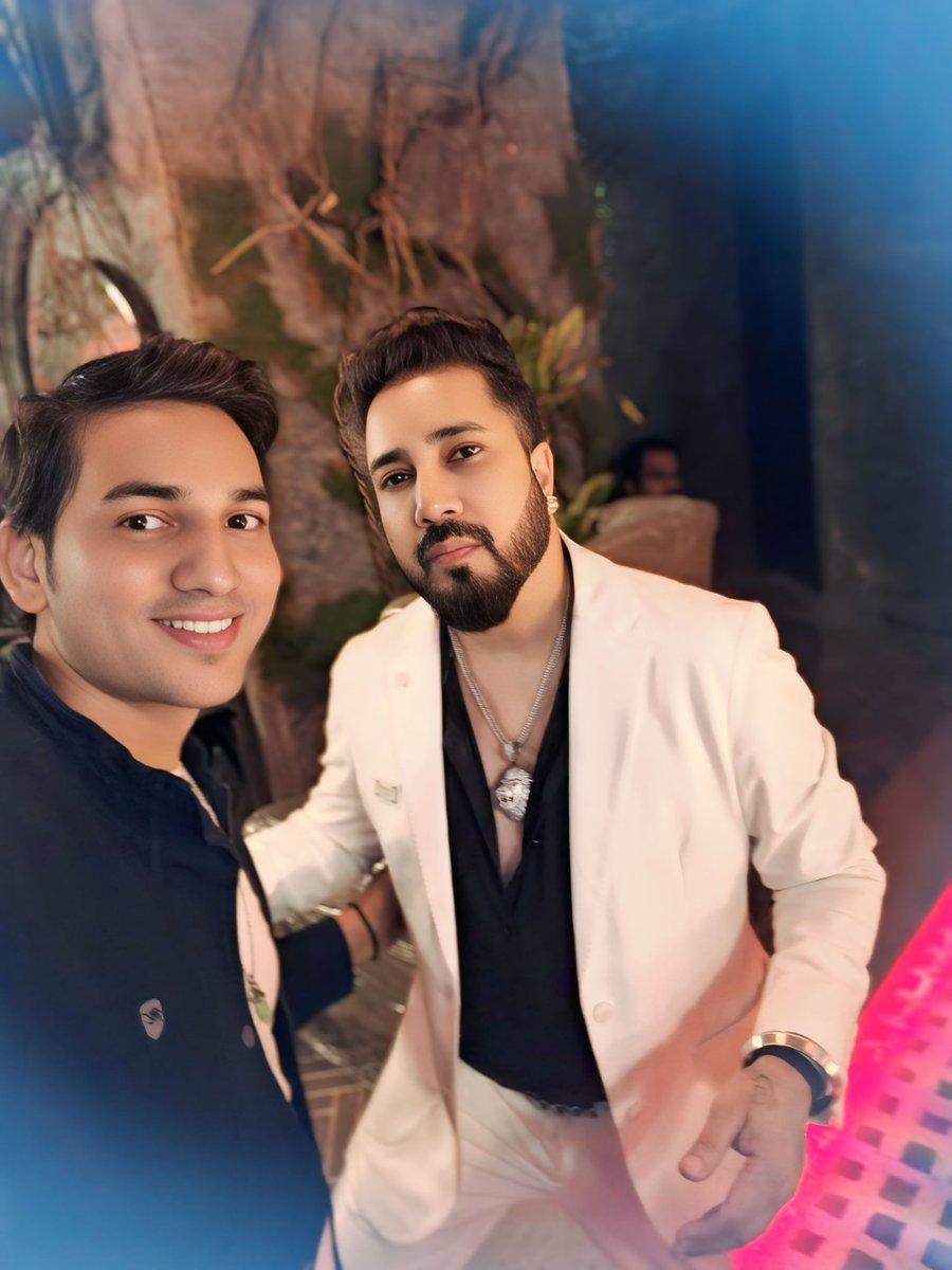 itsbobbykumar's tweet image. Mr. Raj Thakur stars in a music video with Bollywood singer Mika Singh 
Pro company  ÷  @its_sbentertainment
#mikasingh #Rajthakur #musicvideo #trending #viral #bollywood #actor #modal #shooting #stardum #handsomeboy #bollywoodstar