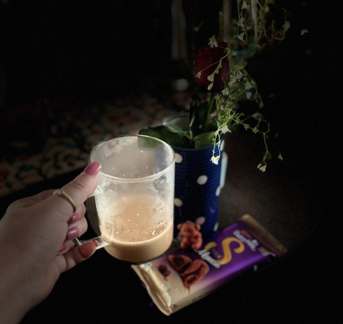 इस रंग बदलती दुनिया में 
एक तू ही है मेरी चाय ☕️ 
जो कभी रंग नहीं बदलती ❤️✍🏻