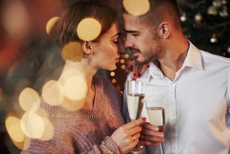 मनमोहक झील सी आँखें में 
डूबकर मदहोश हो गये हैं l
मोहब्बत का नशीला पैमाना 
पीके मदहोश हो गये हैं ll

जहां भी नजर गई वहाँ हुस्न की 
मल्लिका ए जाम छलक रहा l
भरी महफ़िल में हम उसकी के
प्यार में मदहोश हो गये हैं ll✨❤️
#રાધાસ્વરા 
#बज़्म