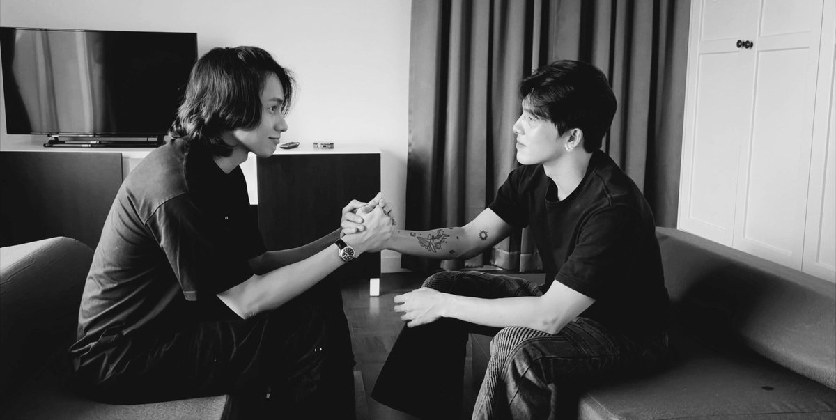 7LauriSa's tweet image. 𝐒𝐦𝐚𝐫𝐭 𝐚𝐧𝐝 𝐁𝐨𝐨𝐦 𝐚𝐫𝐞 𝐦𝐲 𝐡𝐨𝐦𝐞, 𝐦𝐲 𝐟𝐚𝐦𝐢𝐥𝐲. 𝐁𝐮𝐭 𝐢𝐭 𝐝𝐨𝐞𝐬𝐧’𝐭 𝐟𝐞𝐞𝐥 𝐰𝐚𝐫𝐦 𝐚𝐧𝐲𝐦𝐨𝐫𝐞. 𝐍𝐨𝐭 𝐥𝐢𝐤𝐞 𝐢𝐭 𝐮𝐬𝐞𝐝 𝐭𝐨.
𝐀𝐧𝐝 𝐢𝐭 𝐡𝐮𝐫𝐭𝐬. 𝐈𝐭 𝐡𝐮𝐫𝐭𝐬 𝐬𝐨 𝐦𝐮𝐜𝐡 𝐭𝐡𝐚𝐭 𝐰𝐞 𝐡𝐚𝐯𝐞 𝐭𝐨 𝐬𝐭𝐚𝐲 𝐪𝐮𝐢𝐞𝐭, 𝐬𝐭𝐚𝐲…