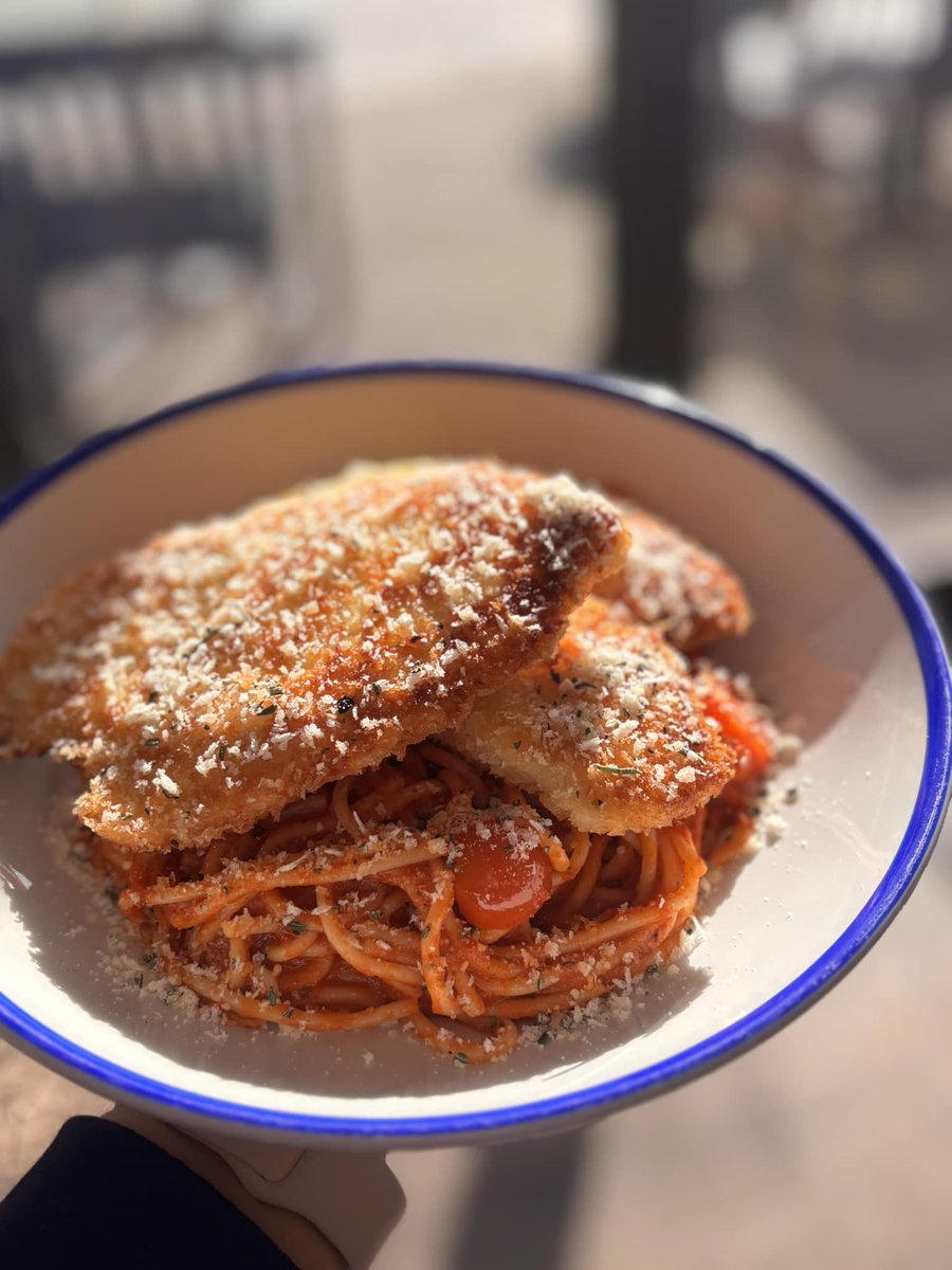 TasteCheshire's tweet image. It’s not just pizzas here on a Wednesday!🍕 Ring O&apos; Bells whole menu is still available… treat yourself to the Chicken Milanese🍝
#ringobellschester #ringobellscheshire #pizzawednesday #milanese #chesterpub
tastecheshire.com/places-to-eat/…