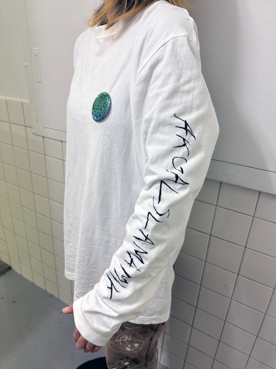 HAMADARAKAの個展グッズ、バックプリントがスペシャルかっこいいロングスリーブTシャツと缶バッチがオンラインショップでも購入できるようになりました🫶 ゼヒ手に入れてくださいね！shop.mograg.com/?pid=189408806