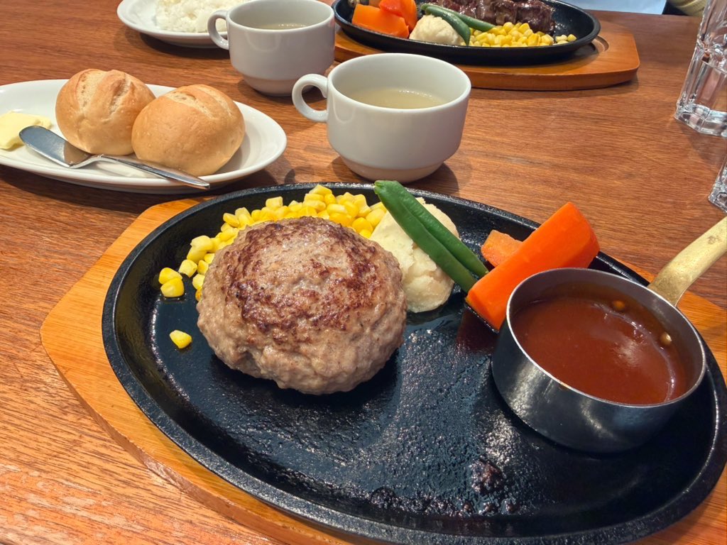 mappy_py76's tweet image. 日曜日は友人とコガネ〜エンジュのポケセン巡り&amp;amp;ZAのポケモン交換を、月曜日は20数年ぶりにユニバに行ってきました✌️
楽しい2日間を過ごせてハピ😘

1枚目はお迎えしたドリュウズ、2枚目はコガネで食べたうまご飯です😋