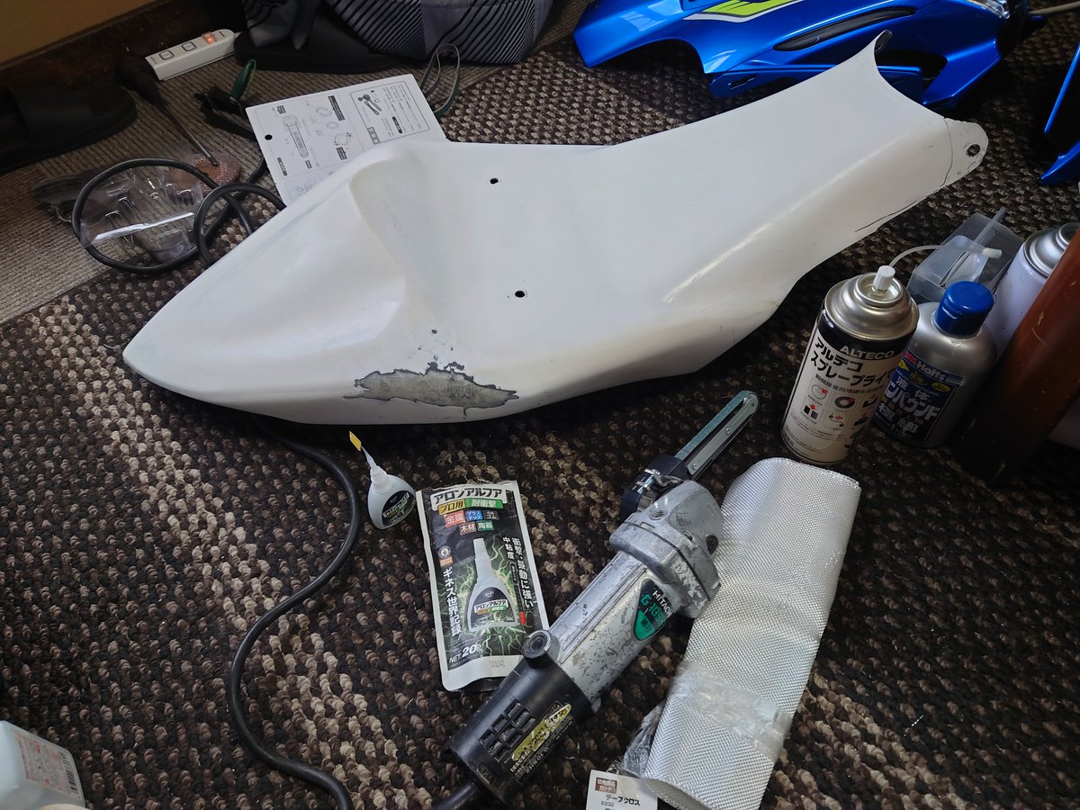 ancyuumosaku72's tweet image. 今日はカウル屋さんの真似事
譲って頂いたシートカウル穴空いてたので養生テープ表に貼って裏からクロス当てて粘って来ててプラモにゃ使えないアロンの耐衝撃大量注入してアルテコプライマー大噴射
硬すぎて削るのダルいからベルトサンダーで撫でて終了

＃Ninja250sl