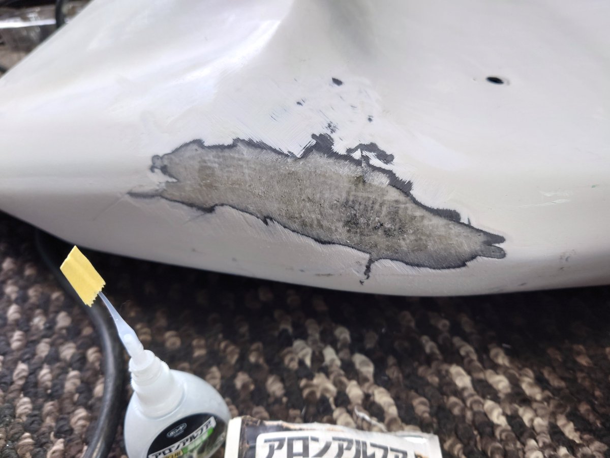 ancyuumosaku72's tweet image. 今日はカウル屋さんの真似事
譲って頂いたシートカウル穴空いてたので養生テープ表に貼って裏からクロス当てて粘って来ててプラモにゃ使えないアロンの耐衝撃大量注入してアルテコプライマー大噴射
硬すぎて削るのダルいからベルトサンダーで撫でて終了

＃Ninja250sl