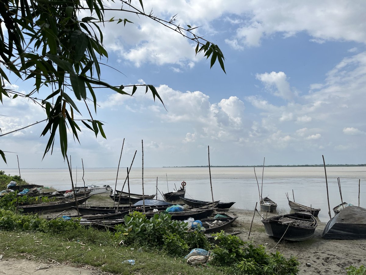 MRitwika's tweet photo. India's West Bengal and neighbouring Bangladesh share over #2,000km long border. People are living with sparse #livelihood opportunities and #illicit trade is often normalised. https://t.co/WuNbnz3Uz9
