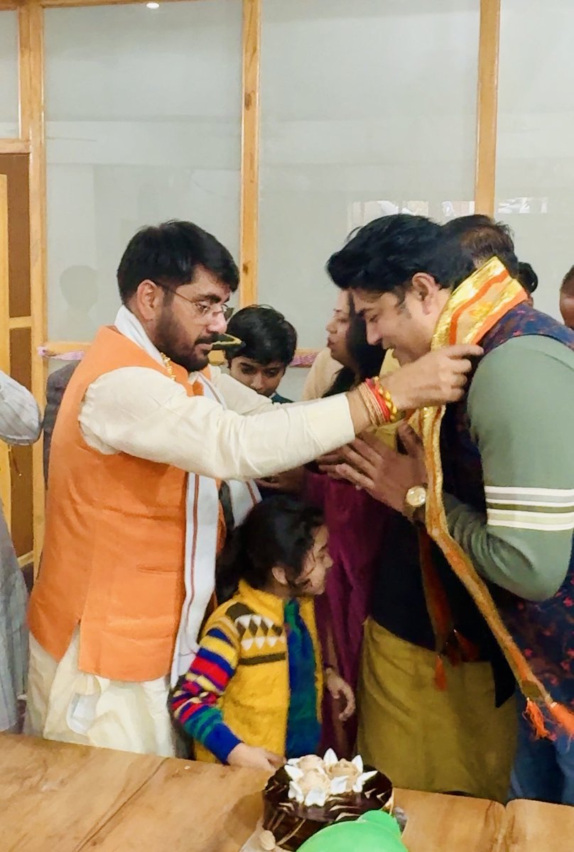 ShivasheeshSha2's tweet photo. 15 नवंबर को मेरे जन्मदिन पर मुझे शुभकामनाएँ देने मेरे प्रतिष्ठान पर पधारे माननीय अलीगढ़ सांसद श्री सतीश गौतम जी और सभी आदरणीयों का बहुत बहुत धन्यवाद ❤️🙏
@SatishGautamBJP 
#artistshivasheeshsharma 
#birthday https://t.co/d5WZooVnJ3