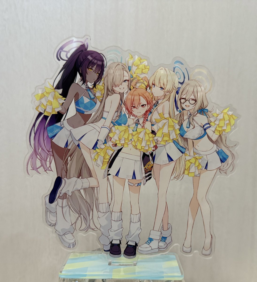 室笠アカネ(ブルアカ) ,アスナ(ブルアカ) ,カリン(ブルーアーカイブ) ,美甘ネル(ブルアカ) ,トキ(ブルアカ) 「冬コミ用のアクスタいい匂いしそう あとシンプルにでかい 5人もいるから」|トマリ🔸スパイ教室アニメ木曜のイラスト