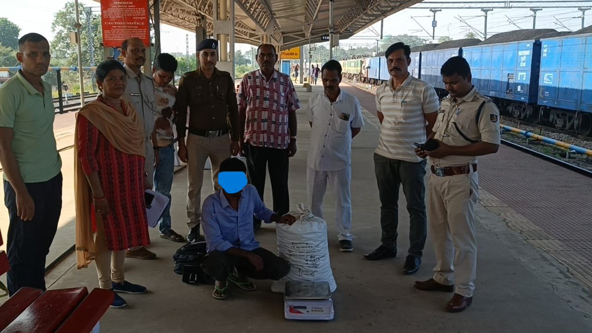 rpfsbpecor's tweet image. #Operationnarcos On 17.11.2025 RPF Post TIG apprehended 01 outsider  from TIG station with recovery of 9.359 Kg Ganja value-93590/- and handed over to GRP/TIG for further legal action. @DRMSambalpur  @RPF_INDIA  @rpfecor1