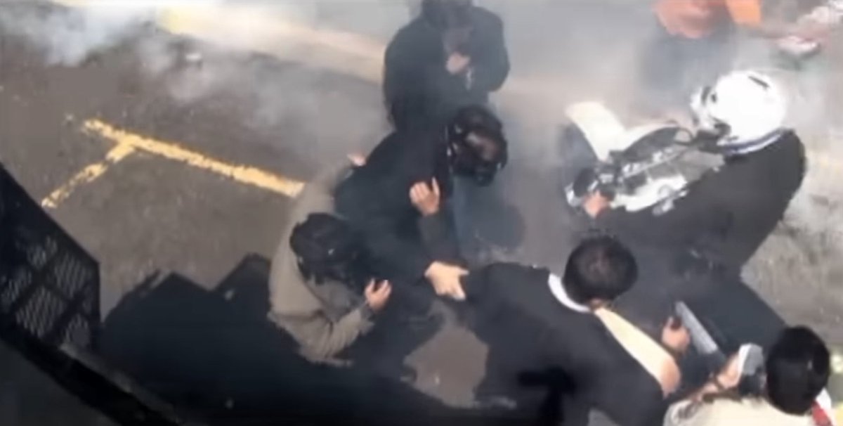 <a href="/batmanguayacoX/">Batman Guayaco</a> Vamos a ver si la capa te sirve cuando tengas el fierro en la cabeza.
Te veo pronto BB.