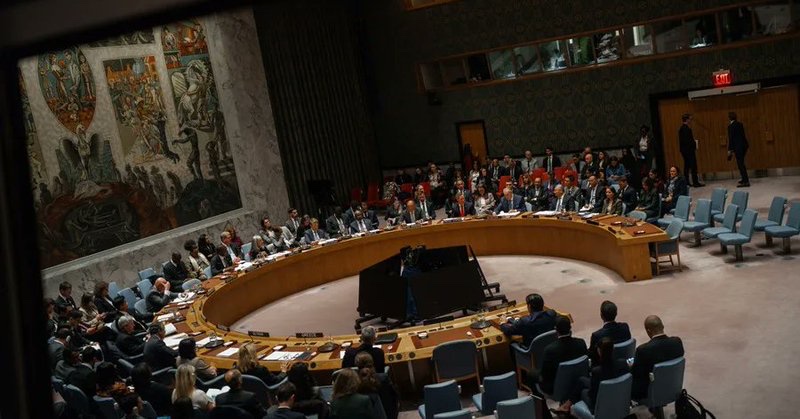 AlertaNews24's tweet image. 🇷🇺🇨🇳🇺🇸🇵🇸 | Rusia y China denunciaron en el Consejo de Seguridad de la ONU la falta de claridad en la resolución basada en el plan del presidente estadounidense Donald Trump para la paz en Gaza, señalando ambigüedades en su implementación. Ambos países se abstuvieron en la…