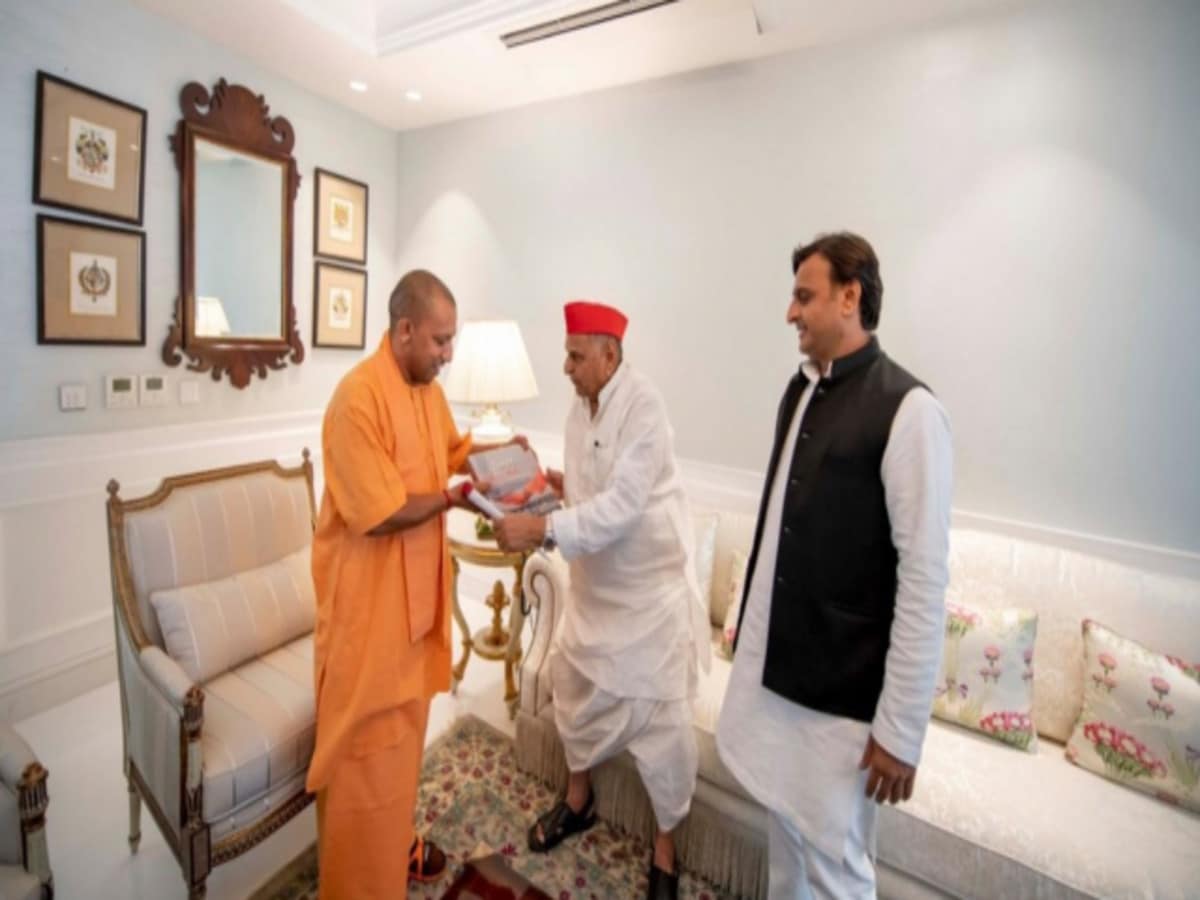 TANVeeR_blue's tweet image. अखिलेश यादव परिवार और योगी के बीच बड़ा प्रेम है इस लिए भले ही अखिलेश वा उनके चाचा सांसद भाई पर और विधायक रिश्तेदारो पर हजारों करोड़ के घोटालों का आरोप है।

लेकिन कभी कार्रवाई नहीं होती है।

कुर्सी का मजा कोई और ले लीडरशिप यादव की मजबूत हो और बलि का बकरा आजम खान परिवार बने।