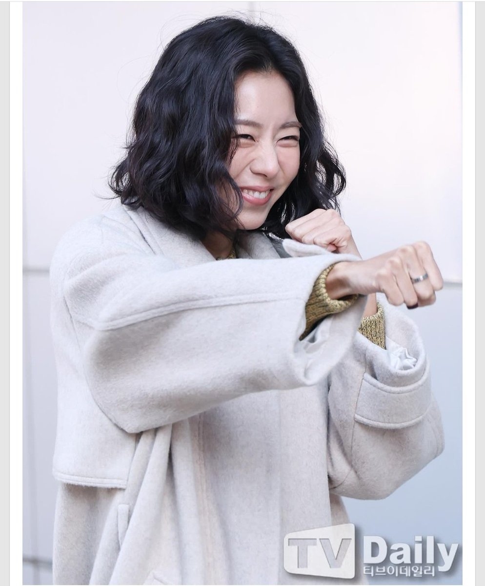 UIEO4O9's tweet photo. ���♥😘CUTE . Actress 'UIE'  poses on her way to work for SBS Radio's "12 O'Clock Joo Hyun-young" at SBS Mokdong in Yangcheon-gu, Seoul on the afternoon of the 18th.
#uee #uie #유이 https://t.co/AHtnQPN7Dp