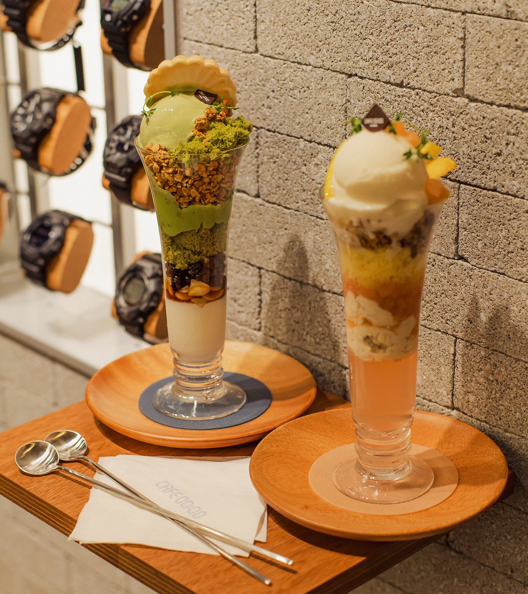 monopo_jp's tweet photo. 【🍵CASIO CAFE DOSAN🍵】

monopo TokyoはCASIO（カシオ）が韓国・ソウルのDOSAN地区にオープンした初のカフェ形態店舗「CASIO STORE DOSAN “CAFE 00:00（CAFE NULL）”」のメディア用アセットの制作およびオープニングイベントの撮影を担当しました。monopo Tokyoとしては初の韓国でのプロジェクトです。

本件は韓国留学経験のあるプロデューサーが担当し、日本からのフォトグラファーと現地韓国の映像監督を起用。そのため、限られた時間だからこそ、コンパクトなチームで臨機応変なスタイルでの撮影が可能になりました。オープニングイベントでは、韓国のインフルエンサーゲストや現地スタッフとも直接対話しながら柔軟にアセットを制作しました。

時計をモチーフにカシオの世界観を体現した店内では、日本の味覚を取り入れたオリジナルメニューや、CASIO WATCHのコレクションが展開されています。木の温もりあふれる空間で、訪れる人はブランドの世界にゆったりと浸ることができます。

店舗所在地：ソウル特別市 江南区 狎鴎亭路46キル 27（最寄駅：狎鴎亭駅 徒歩7分）